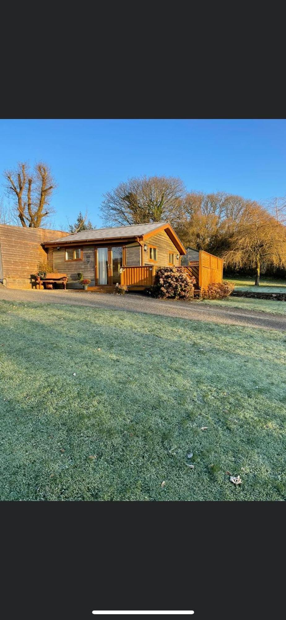 Swansea Log Cabin Pontardawe Exterior photo