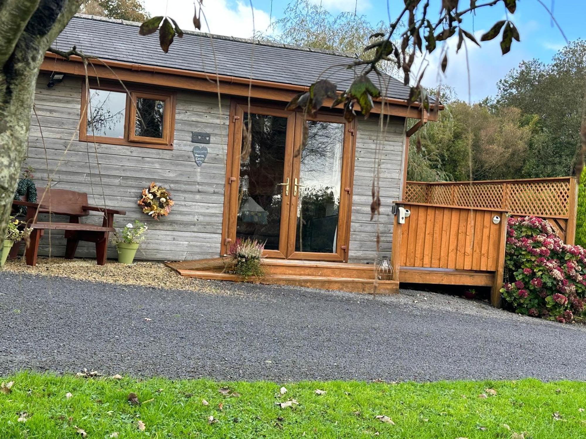 Swansea Log Cabin Pontardawe Exterior photo