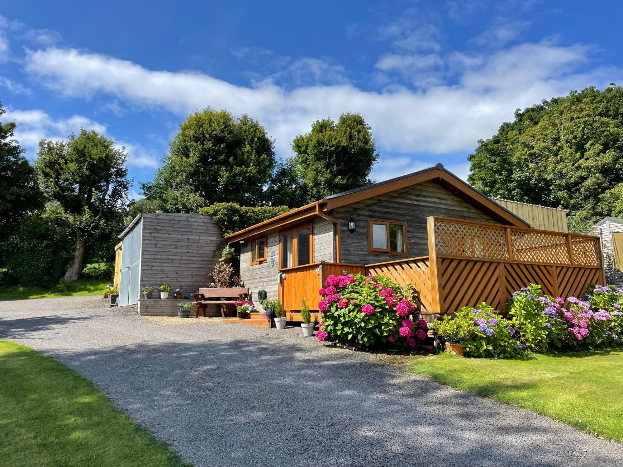 Swansea Log Cabin Pontardawe Exterior photo